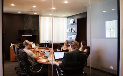 铁粉聚集地球迷社区内众多球迷欢呼庆祝交流观点的热闹场景