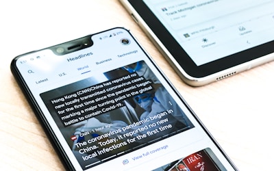 深度专题新闻报道背景为记者在体育场边撰稿分析赛事热点